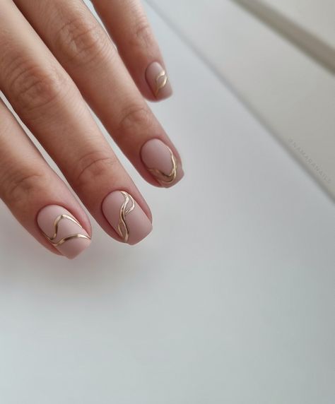 Gold Chrome Nail Art Designs, Gold Chrome Nail Designs, Chrome Swirl Nails, Gold Swirl Nails, Swirls Nails, Gold Manicure, Gold Chrome Nails, Swirl Nails, Natural Nail Designs