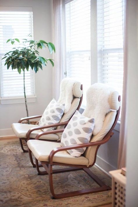 10 Times the IKEA POÄNG Chair Looked Definitively Chic | Apartment Therapy Poang Chair, Ikea Poang Chair, Fur Chair, Apartment Chic, Ikea Chair, Swivel Chair Living Room, Chair Makeover, Bedroom Chair, Cool House Designs