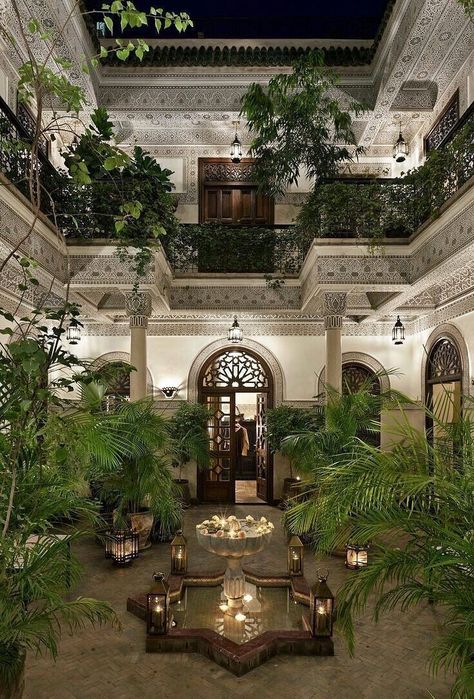 Moroccan Courtyard, Indoor Courtyard, Minimalistic Interior, Florida Hotels, Casas Coloniales, Patio Interior, Moroccan Decor, Courtyard Garden, Islamic Architecture