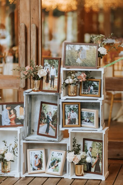 Wedding Photo Display Ideas, Photo Display Ideas, Wedding Photo Display, Wedding Decorations Ideas, Garden Decor Diy, בר מצווה, Foto Tips, Garden Decor Ideas, Outdoor Wedding Decorations