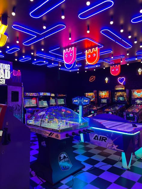 Basement Game Room Ideas, Arcade Bar, Casa Disney, Gaming Lounge, Basement Games, Game Cafe, Arcade Room, Bg Design, Arcade Game Room