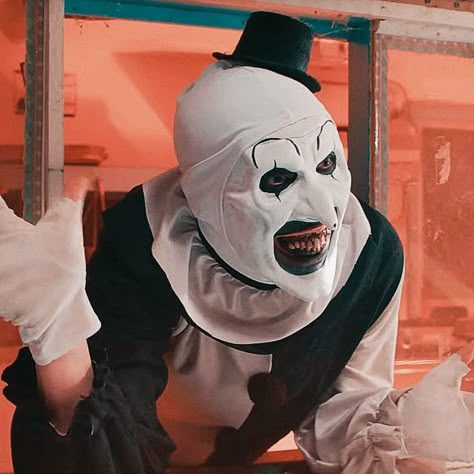 Art the Clown in Terrifier Art The Clown Terrifier, Terrifier 2, John Wayne Gacy, Art The Clown, Bedroom Scene, Creepy Kids, Horror Villains, Mia Farrow, Slasher Film