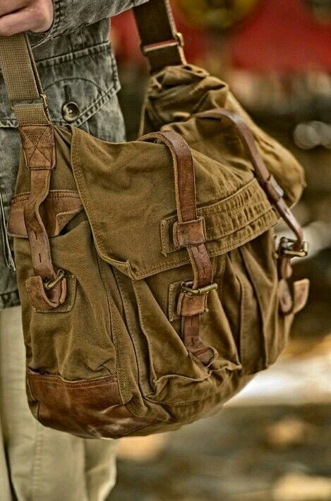 Messenger Bag Aesthetic, Mode Hippie, Bags Aesthetic, Pretty Bags, Cute Bags, Messenger Bags, Character Outfits, Bushcraft, Outfit Casual