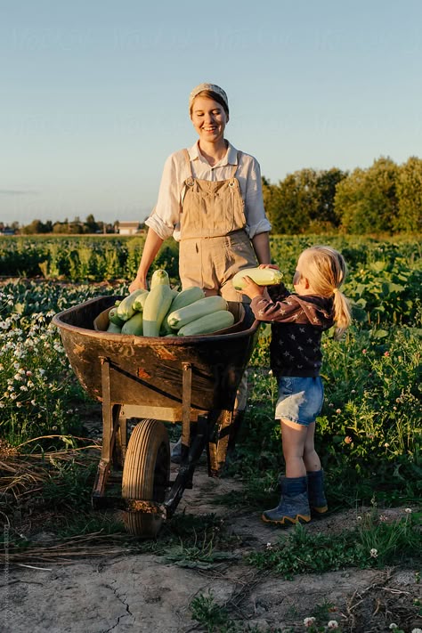 Farmers Working In Field, Women Farmers Outfit, Farmer Astethic, Farmers Outfit Women, Farming Photoshoot, Farmer Photoshoot, Farmers Photography, Garden Outfit Ideas, Farmer Aesthetic