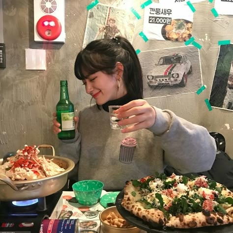 Soju Aesthetic Girl, Friends In Restaurant, Tokyo Picture, Ulzzang Friends, Seoul Korea Travel, Korean Friends, Japan Outfits, Korea Trip, Korean Restaurant