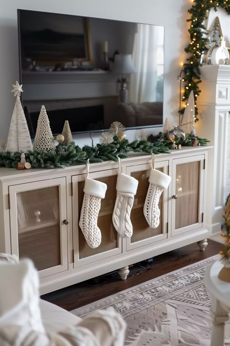 Simple Gothic Tattoos, Christmas Living Room Ideas, Christmas Living Room Decor Ideas, Elegant Bathroom Design, Christmas Door Decorating Contest, Christmas Living Room Decor, White House Christmas, Christmas Home Decorations, New York Home