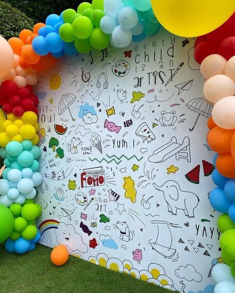 Drawing Theme Birthday Party, Art Birthday Party Backdrop, Doodle Party Decoration, Art Birthday Decorations, Art Studio Birthday Party, Art Party Decorations Ideas, Cartoon Party Ideas, Art Party Balloon Garland, Paint Party Backdrop