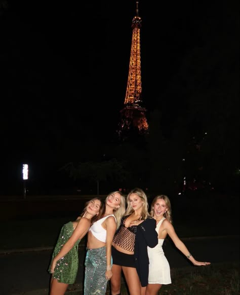 Going Out Outfits Night Paris, Birthday In Paris Aesthetic, Paris Friends Pictures, Paris With Best Friend, Paris Night Out, Clubbing In Paris, Clubbing In Europe, Europe With Friends, Paris Night Outfit