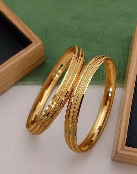 30+ Maharashtrian Jewellery Designs For Brides To Be - ShaadiWish Mens Kada Design Gold Indian, Good Bangles Design, Bangle Designs Gold, Bangles Jewelry Designs Gold, Bangles Design Gold, Gold Bangle Design, Gold Bangle Designs, Indian Gold Bangles, Gold Kangan