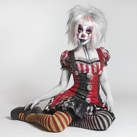 3,219 Likes, 60 Comments - Tesa Ellis (@tesazombie) on Instagram: “Photo by: @softfocusprod /@justanotherartmajor Clown is me ☺” Pierrot Costume, Scary Clown Costume, Clown Costume Women, Clown Clothes, Dark Circus, Clown Halloween, Female Clown, Halloween Clown, Cute Clown