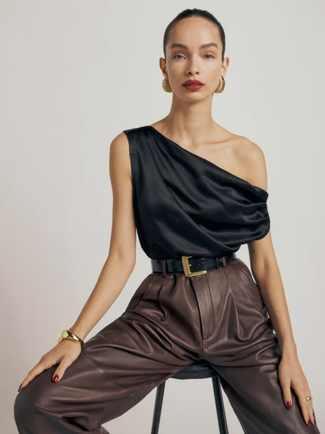 Silk Top Outfit, Look Formal, One Shoulder Tops, Silk Top, Black Silk, New Style, Sleeveless Top, Outfit Inspirations, One Shoulder