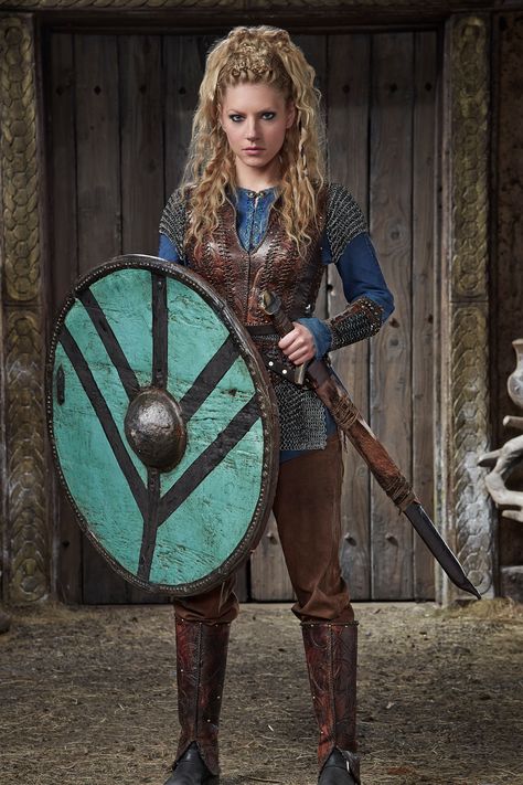 How Well Does History Channel's Vikings Hold Up Against History?                                                                                                                                                                                 More Diy Viking Costume, Female Viking Costume, Lagertha Costume, Vikings Costume Diy, Escudo Viking, Lagertha Vikings, Vikings Halloween, Ragnar Vikings, Vikings Lagertha