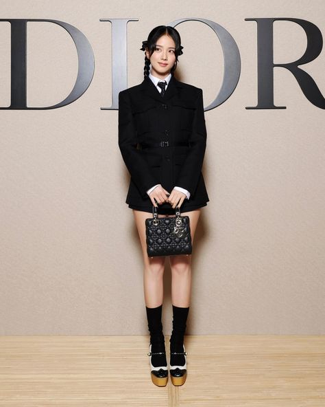 BLACKPINK's Jisoo shines as the 'Human Dior' at the FW 2024 show Dior Fashion Week, Dior Outfit, Dior Fashion Show, All Eyes On Me, Dior Fashion, Maisie Williams, Miss Dior, 인물 사진, Kim Jisoo