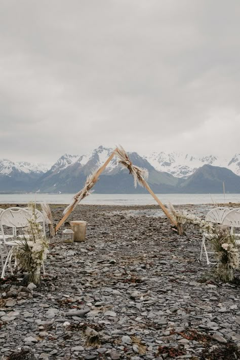 Aesthetic Wedding Venues, Wedding Venues Winter, Alaska Beach, Wedding Venue Aesthetic, Glacier Wedding, Alaskan Wedding, Alter Ideas, Beach Wedding Arch, Alaska Winter