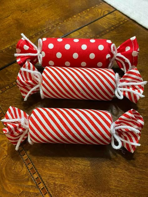 Candy Decorations Diy, Gingerbread Christmas Decor, Peppermint Christmas, Christmas Homemade, Christmas Homescreen, Christmas Themes Decorations, Diy Christmas Decorations Easy, Office Christmas Decorations, Candy Christmas Decorations