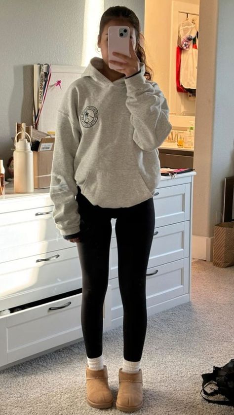 Basic Sweater Outfit, Cozy Winter Outfits Lazy Days, Outfit Inspo Lazy, Plain Grey Hoodie, Cozy Outfit Lazy Days, Short Uggs Outfit, Gray Hoodie Outfit, Outfits Lazy Days, Ugg Tazz Slippers