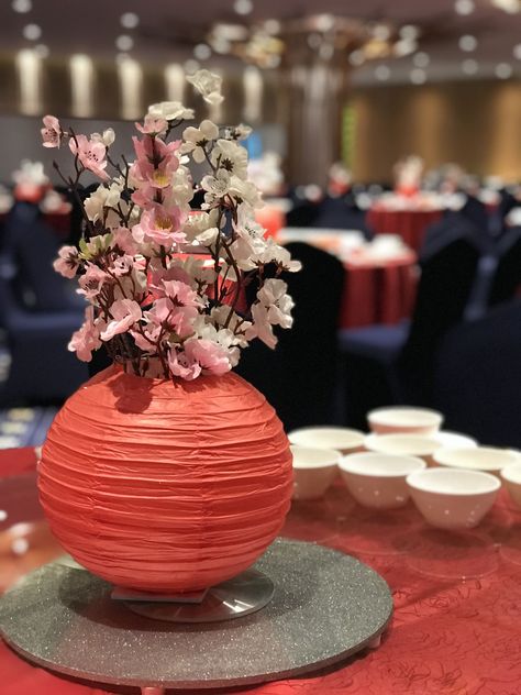 Japanese Party Centerpiece, Chinese Lantern Table Centerpiece, Asian Party Decorations Diy, Mulan Centerpiece Ideas, Chinese Centerpieces, Japanese Wedding Theme, Asian Party Decorations, Hibachi Party, Chinese Theme Parties