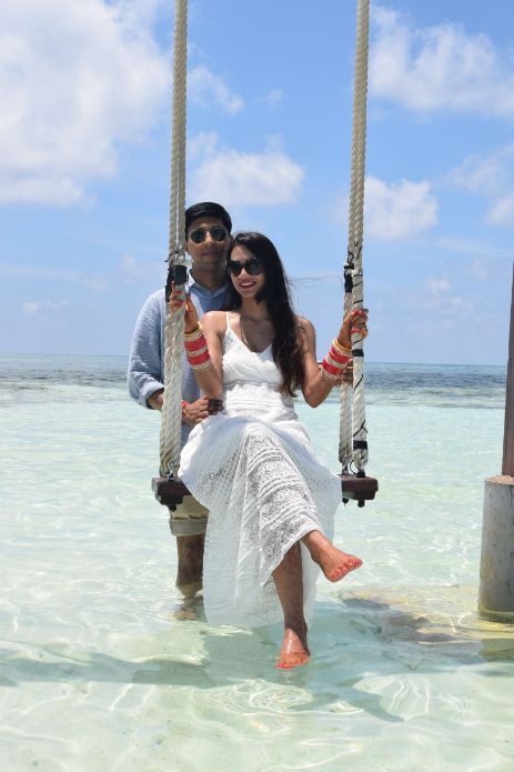 Maldives Honeymoon Outfits Couple, Maldives Photoshoot Ideas, Honeymoon Photos Couple, Honeymoon Couple Outfits, Honeymoon Poses For Couples, Maldives Couple Photos, Maldives Honeymoon Outfits, Couple Beach Outfits, Maldives Pics