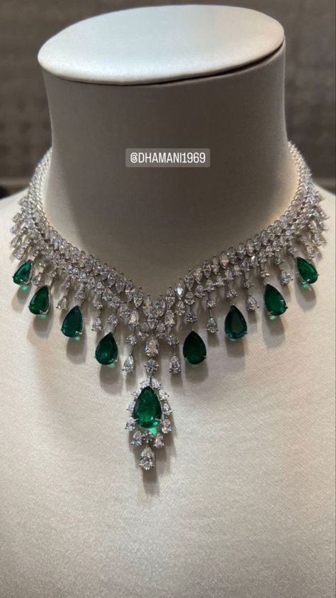 Expensive Earrings Diamonds, Royal Wedding Jewelry, Diamond Rings With Colour Stones, Expensive Jewelry Luxury Necklaces, Luxury Necklace Diamonds, Necklaces Expensive, Royal Jewelry Aesthetic, Most Expensive Necklace, Diamond Necklace Aesthetic