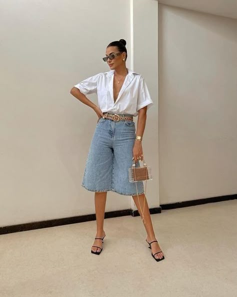 Bermuda Jeans Outfit, Bermuda Shorts Outfit Summer, Denim Bermuda Shorts Outfit, Look Bermuda, Denim Shorts Outfit Summer, Bermuda Shorts Outfit, Knee Length Denim Shorts, Postpartum Fashion, Outfits Con Jeans