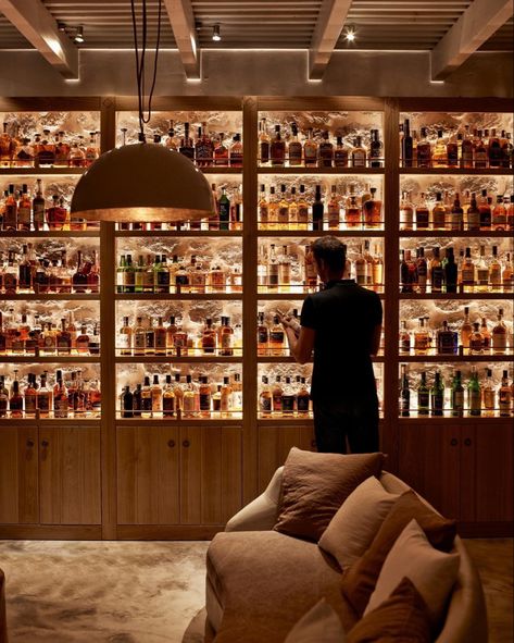 Whisky Room Ideas, Bar Design Ideas Home Modern, Amazing Home Bars, Tiny Bar Interior Design, Home Speakeasy Bar Diy, Home Tasting Room, Whiskey Bar At Home, Home Speakeasy Bar Modern, Whiskey Room Lighting