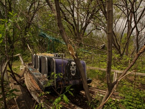 Joyland Amusement Park, Abandoned Theme Parks, Abandoned Cities, Old Abandoned Houses, Abandoned Amusement Parks, Abandoned Castles, White Lake, Wichita Kansas, Places In Italy