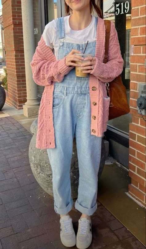 Romantic Outfit Inspiration, Comfycore Aesthetic Outfits, Spring Cool Outfits, Denim Dungaree Dress Outfit Summer, Cottage Core Street Style, Funky Overalls Outfit, Comfy Grandma Outfits, Artsycore Outfits, Pastel Overalls Outfit