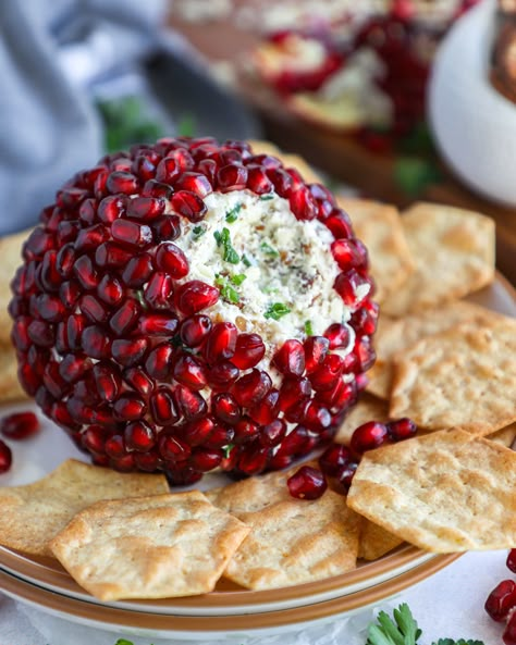 White Cheddar Cheese Ball, Cheddar Cheese Ball, Tree Garland Ideas, Christmas Tree Garland Ideas, Traditional Christmas Tree Ideas, Gold And White Christmas Tree, Gold And White Christmas, Tree Decorations Diy, Holiday Cheese