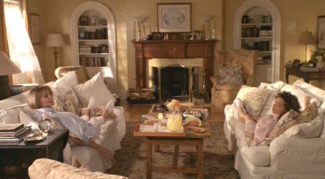 Father of the Bride house-living rm Father Of The Bride House, Nancy Meyers Interiors, Nancy Meyers Style, Coastal Modern Living Room, Nancy Meyers Home, The Bride Movie, Nancy Meyers Aesthetic, Nancy Meyers Movies, Nancy Myers