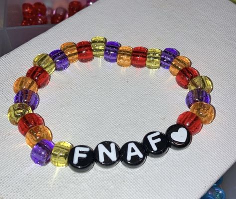 Fnaf Bead Bracelets, Fnaf Kandi Bracelet, Kandi Bracelets Ideas Singles, Kandi Inspo Single, Kandi Singles Ideas Words, Fnaf Bracelet Ideas, Single Kandi Ideas, Fnaf Diy Crafts, Bracelet Ideas Kandi