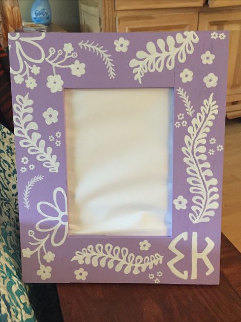 Cute Painted Frames, Wood Frame Painting, Painted Wooden Picture Frames, Photo Frame Painting Ideas Aesthetic, Painting On Picture Frames, Paint Frame Ideas, Cute Painted Picture Frames, Picture Frame Painting Ideas Aesthetic, Frame Painting Ideas Aesthetic