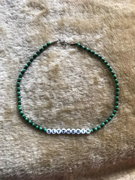 Harry Potter Seed Bead Bracelet, Harry Potter Beaded Bracelet, Collares Aesthetic Diy, Slytherin Bracelet, Slytherin Accessories, Harry Potter Jewelry Slytherin, Slytherin Jewelry, Collar Aesthetic, Harry Potter Bracelet