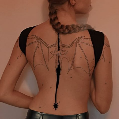 dragon tattoo Bookish Tattoo Ideas, Dragon Tattoo With Wings, Book Inspired Tattoos, Dragon Tattoo Back, Wing Tattoos On Back, Violet Tattoo, 4th Wing, Back Tats, Violet Sorrengail