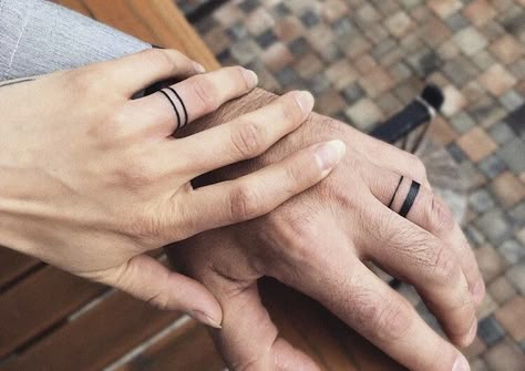 Geometric Ring Tattoo, Ring Tattoo Designs For Women, Tatoo Ring, Wedding Ring Finger Tattoos, Wedding Ring Tattoos, Marriage Tattoos, Lotusblume Tattoo, Finger Tattoos For Couples, Ring Tattoo Designs