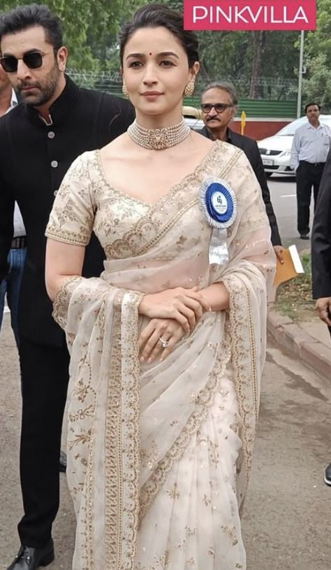 25th Anniversary Outfit Indian, Off White Saree Wedding, Alia Bhatt Wedding Saree, Sabyasachi Sarees Brides, Bridal White Saree, Saree For Engagement Brides, Saree Reception Look, White Bridal Saree, Choker Styling