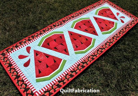 Watermelon Table Runner, Watermelon Quilt, Embroidered Quilt Labels, Sunflower Table Runner, Quilt Table Runners, Table Runners And Placemats, Table Runners Patterns, Picnic Quilt, Quilt Modernen