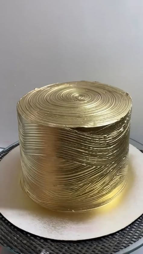 Cake Golden Birthday, Golden Hour Birthday Party, Golden 18th Birthday Ideas, Golden Cake Ideas, Sweet 19 Birthday, Gold Bday Cake, Golden Party Aesthetic, Golden Cake Birthday, Brown Cake Ideas