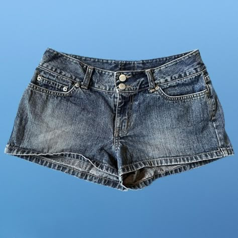 Vintage Shorts Women, Y2k Low Rise Shorts, Low Rise Jorts, Low Rise Denim Shorts Outfits, Low Waisted Shorts Outfit, Y2k Updo Hairstyles, Updo Y2k, Y2k Outfits Roblox Avatar Codes, Y2k Outfits Drawing