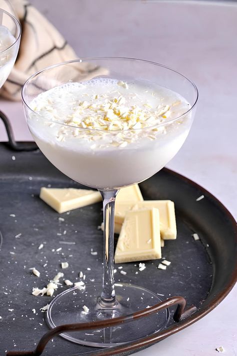 Indulgent, elegant, and oh-so-chocolatey, this decadent white chocolate martini is the dessert cocktail of your dreams. And it comes together in a snap! White Chocolate Martini Recipe, Chocolate Cocktail Recipes, White Chocolate Martini, Chocolate Martini Recipe, White Chocolate Liqueur, White Chocolate Shavings, Creamy Cocktails, Desserts In A Glass, White Drinks