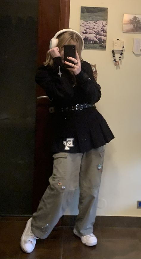 green cargo pants under a short black skirt paired with a black cropped hoodie Black Cargo Skirt Outfit, Pants Under Skirt, Cargo Skirt Outfit, Short Black Skirt, Under Skirt, Green Cargo Pants, Green Cargo, Mirror Pic, Cool Poses