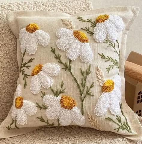 Koti Diy, Cushion Cover Pattern, Cushion Embroidery, Crochet Cushion Cover, Crochet Cushion, Bantal Sofa, Colorful Crochet, Punch Needle Patterns, Hand Embroidery Projects