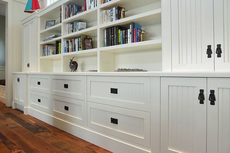 Living Room Library Design, Pictures, Remodel, Decor and Ideas Traditional Built Ins, Living Room Decor Ideas Traditional, Bookshelf With Drawers, Built In Entertainment Center, Dream House Living Room, Small Family Room, Library Wall, Wall Cabinets, Bookshelf Design