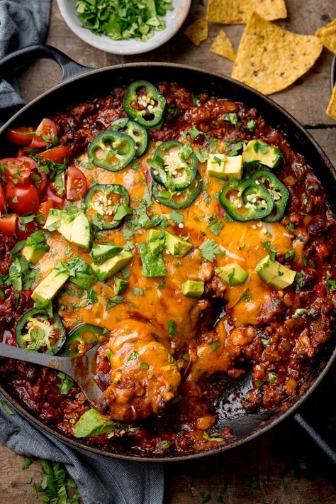 This Tex-Mex-style minced beef in a rich, tangy, spicy tomato sauce with peppers, black beans and melted cheese is easy to make and full of flavour. I love it served with rice and all the toppings! Roast Dinner Sides, Easy Chicken Fajitas, Kitchen Sanctuary, Minced Beef Recipes, Healthy Beef Recipes, Minced Beef, Spicy Tomato Sauce, Mince Recipes, Roast Dinner