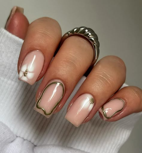 Cute Delicate Nails, January Square Nail Designs, Short Square Autumn Nails, Fun Nails Square, Simple Biab Designs, Square Nails Simple Design, Autumn Nails Biab, Nails Biab Short, January Biab Nails