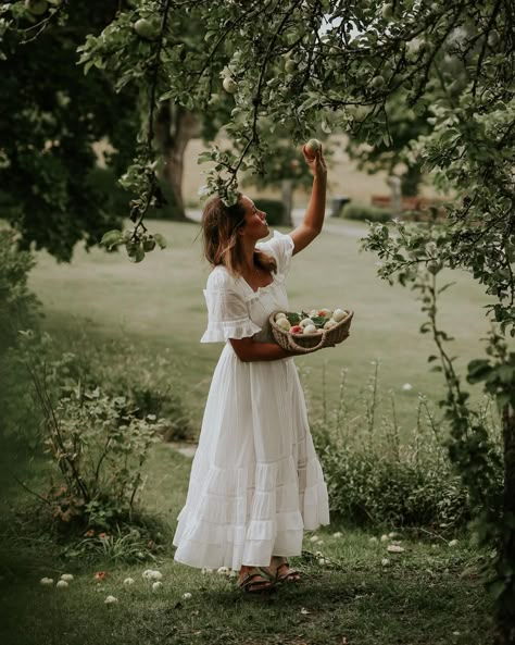 Kaylee Core, Trad Wife Aesthetic, Cottage Core Photoshoot, Lilly Core, Farm Dress, Wife Aesthetic, Farm Wife, Farm Clothes, Cottage Core Aesthetic