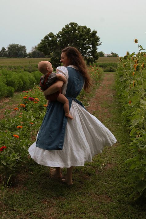 Farmers Wife Aesthetic, 1900s Lifestyle, Farm Wife Aesthetic, Under A Tin Roof, Farm Fashion Women, Farm Mother Aesthetic, Owning A Farm Aesthetic, Homestead Outfits, Traditional Wife Aesthetic