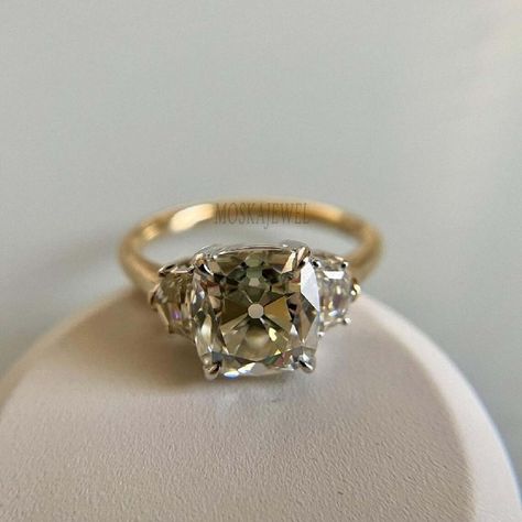 Engagement Ring Three Stone, Wedding Rings Art, Ring Three Stone, Vintage Inspired Rings, Cushion Cut Moissanite, Art Deco Wedding Rings, Metal Detail, Ring Antique, Antique Engagement