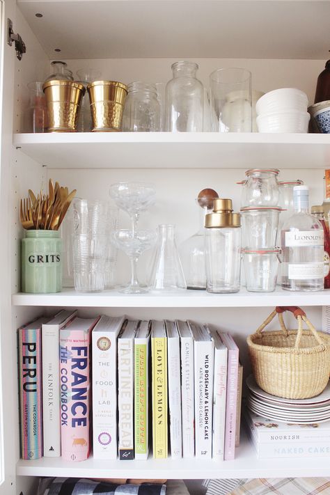 Cookbook Shelf, The Kinfolk Table, Monika Hibbs, Inspiration Kitchen, Bookshelf Styling, Living Room Shelves, Kitchen Shelf, Room Shelves, Styling Inspiration