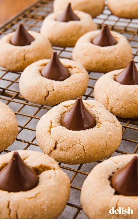 Peanut Butter Blossoms are the BEST holiday cookies you'll make this year. Get the recipe at Delish.com. #recipe #easy #easyrecipes #delish #cookies #baking #peanutbutter #chocolate #holidayrecipes #holidaydessert #dessert #dessertrecipes #desserts #christmas #peanut #butter Christmas Lasagna, Peanut Butter Blossoms Recipe, Peanut Butter Kiss, Peanut Butter Kiss Cookies, Butter Blossoms, Cookies Homemade, Homemade Cookie, Peanut Butter Blossom Cookies, Christmas Desserts Easy