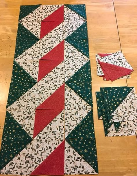 Twisted Pole Christmas Quilted Table Runner Xmas Table Runners, Table Runners Christmas, Christmas Table Runner Pattern, Colchas Quilting, Quilted Table Runners Christmas, Quilt Table Runners, Table Runner Tutorial, Christmas Table Runners, Table Runners Patterns